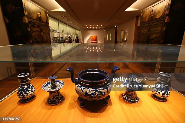 ming dynasty ceramic ceremony set display in musee guimet des arts asiatiques. - guimet museum stock pictures, royalty-free photos & images