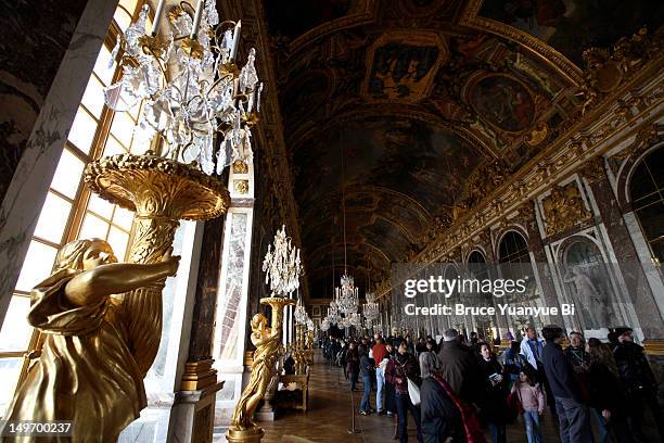 visitors at hall of mirrors in chateau of versailles. - reggia di versailles foto e immagini stock