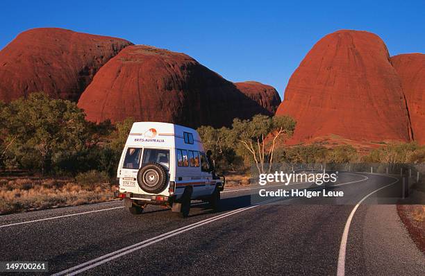 4wd bushcamper and kata tjuta (the olgas). - parque nacional uluru kata tjuta fotografías e imágenes de stock