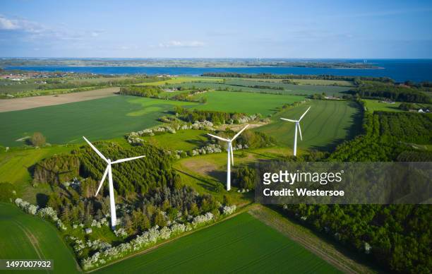 campo agrícola com turbina eólica - funen - fotografias e filmes do acervo