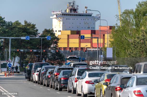 cars on a traffic jam and a large container ship in the background - boat deck stock pictures, royalty-free photos & images