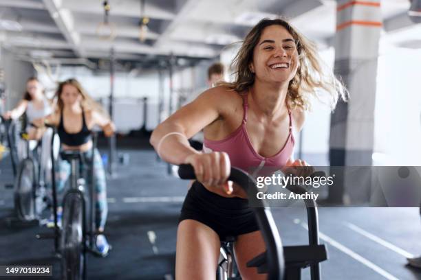 starke und gesunde menschen, die trainieren - female on bike stock-fotos und bilder