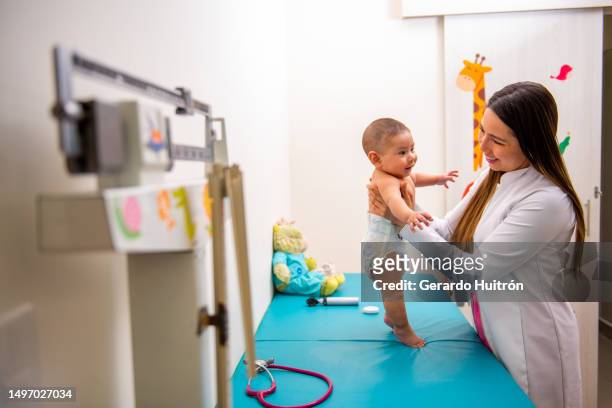 kinderarzt in monatlicher konsultation mit baby - pediatra stock-fotos und bilder