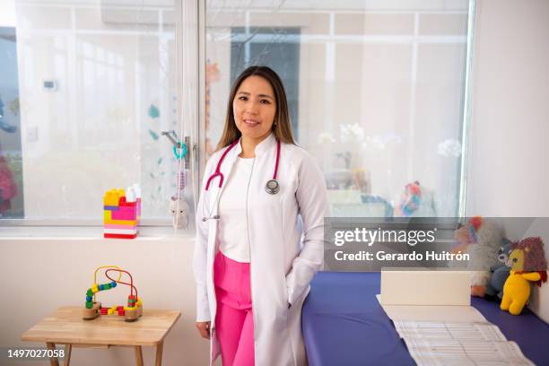 白衣を着た診療所の女性小児科医のポートレート - pediatra ストックフォトと画像
