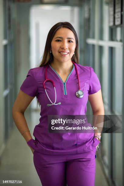 retrato de una pediatra en su consultorio médico. - vestimenta de hospital fotografías e imágenes de stock