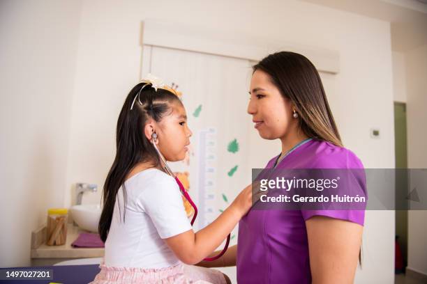 小児科医を診察する少女患者 - pediatra ストックフォトと画像