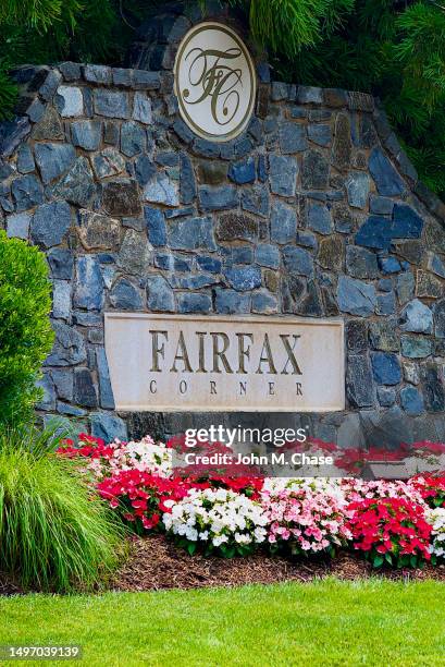 entrance sign, fairfax corner, fairfax, virginia (usa) - bicolor color imagens e fotografias de stock