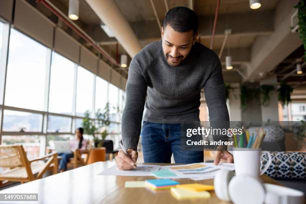 successful entrepreneur working at a coworking office - plano de atividades imagens e fotografias de stock