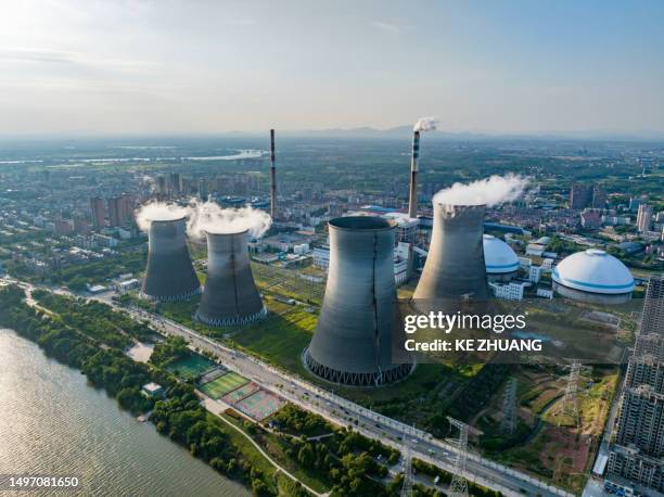 wärmekraftwerk, kernkraftwerk dukovany kühlturm - nuclear plant stock-fotos und bilder