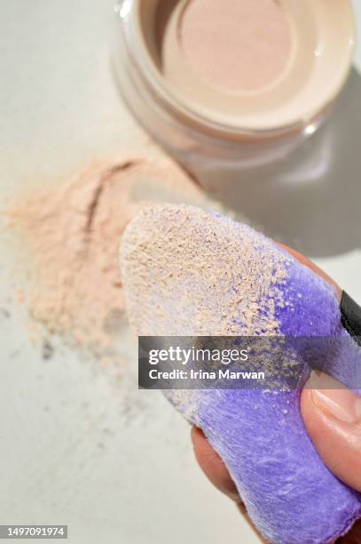 make-up: powder puff and face powder - compact foto e immagini stock