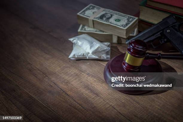 drugs with money and judgment. - organized crime - fotografias e filmes do acervo