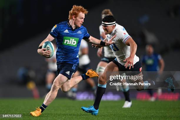 Finlay Christie of the Blues makes a break during the Super Rugby Pacific Quarter Final match between Blues and Waratahs at Eden Park, on June 09 in...