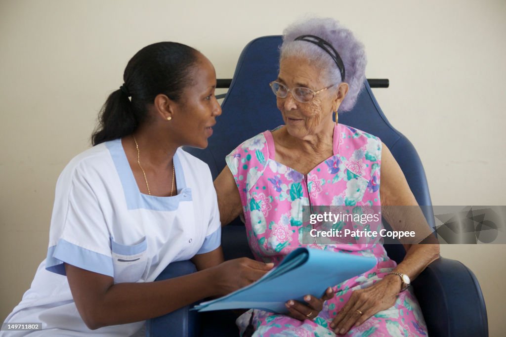 Une infirmiere soigne un senior