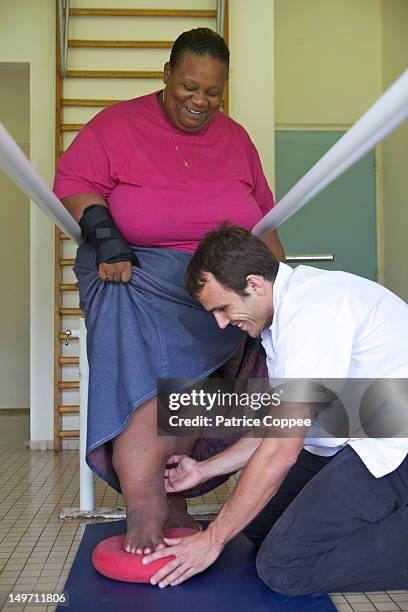 un kine soigne une femme obèse - elephantiasis stockfoto's en -beelden