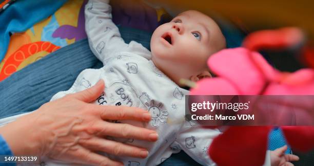 bébé, amour et mains d’un parent, d’une personne ou d’un soignant jouant avec l’enfant, le nouveau-né ou le nourrisson pour du temps de qualité, du soutien et de la confiance. crèche à domicile, jeunesse et jeux de main avec l’enfant pour l - defendant photos et images de collection