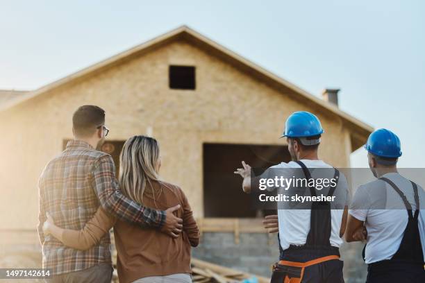 guardando la casa in via di sviluppo! - imprenditore edile foto e immagini stock