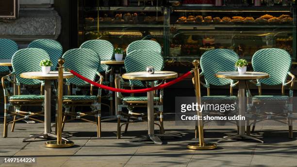 sitting arrangement outside a cafe in central london - central london stock-fotos und bilder
