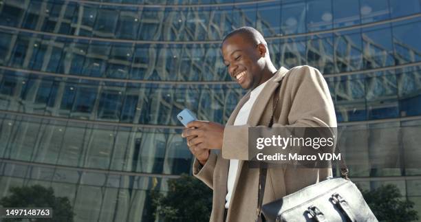 uomo d'affari africano, sms e telefono in città con sorriso, notifica e chat per appuntamento online in strada. giovane uomo d'affari nero, smartphone e felice per il networking, l'app di social media o il contatto - african travel smile foto e immagini stock