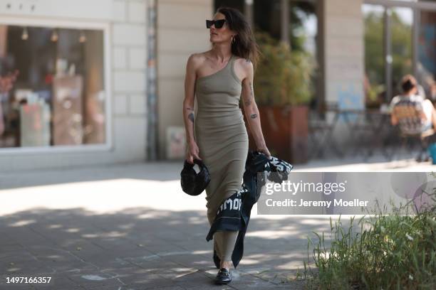 Helen Unsinn seen wearing black Gucci shoes, The Line by K beige long dress, golden LENIKA creols, Yves Saint Laurent black shades, LENIKA x Black...