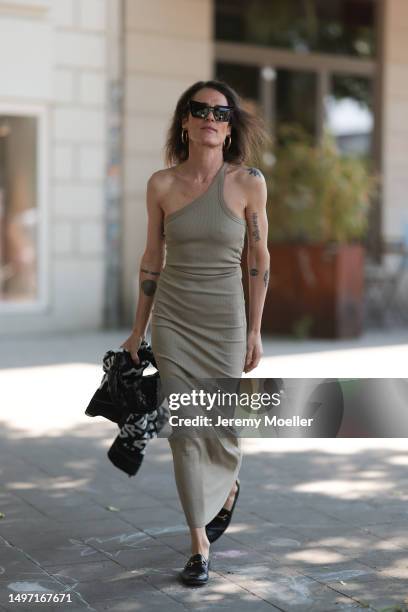 Helen Unsinn seen wearing black Gucci shoes, The Line by K beige long dress, golden LENIKA creols, Yves Saint Laurent black shades, LENIKA x Black...