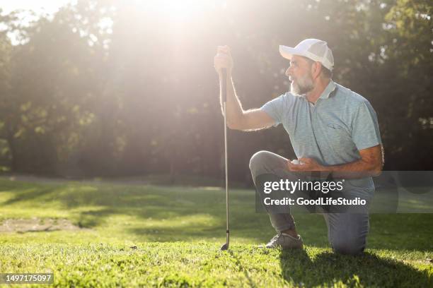 mature man playing golf - golf clubhouse stockfoto's en -beelden