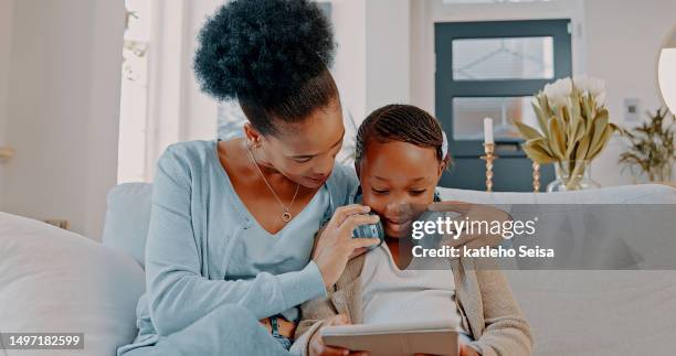 online-lernen, tablet und familie in einer wohnzimmer-streaming-bildungs-app zu hause zusammen. mutter-kind- und elternbetreuung in einem haus mit technologie für e-learning und lernspiel für wissen - ipad kopfhörer stock-fotos und bilder