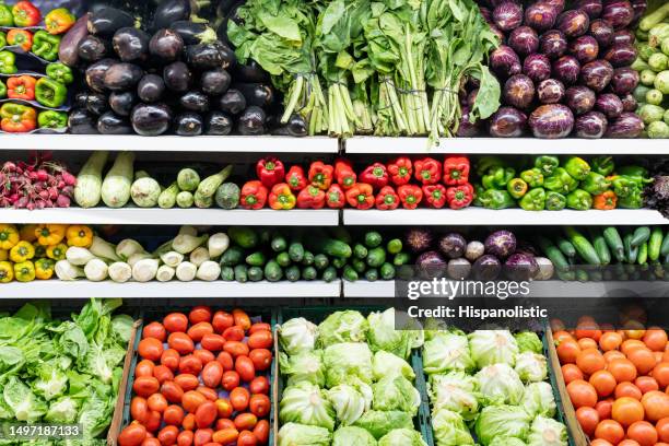 variété de légumes frais dans la section réfrigérée du supermarché - rayon fruits et légumes photos et images de collection