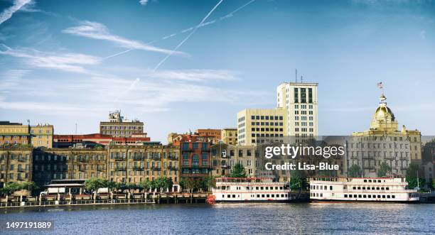 savannah skyline e barco a vapor. - savannah geórgia - fotografias e filmes do acervo