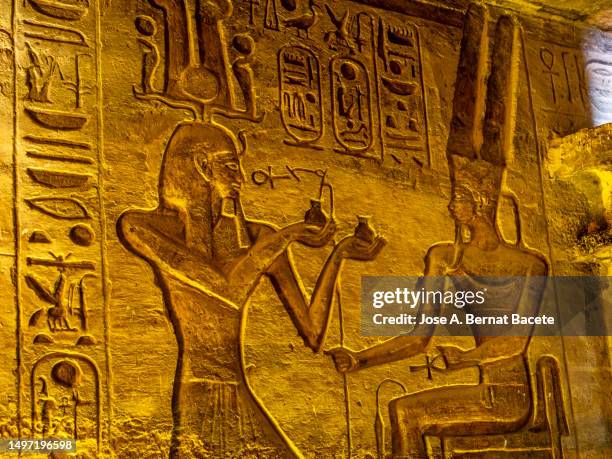 colorful reliefs and hieroglyphics inside the abu simbel temple, egypt - sarcophage photos et images de collection