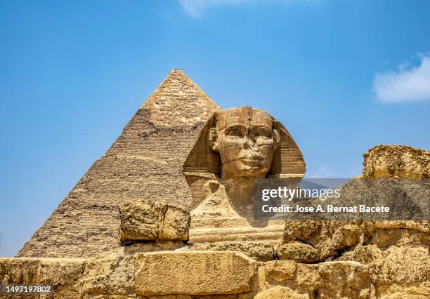 great sphinx and pyramid of khafre , giza, egypt. - patrimonio de la humanidad por la unesco fotografías e imágenes de stock