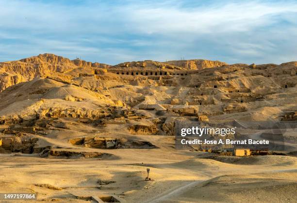 archaeological excavations next to the valley of the kings, qurnet murai necropolis, egypt. - tal stock-fotos und bilder
