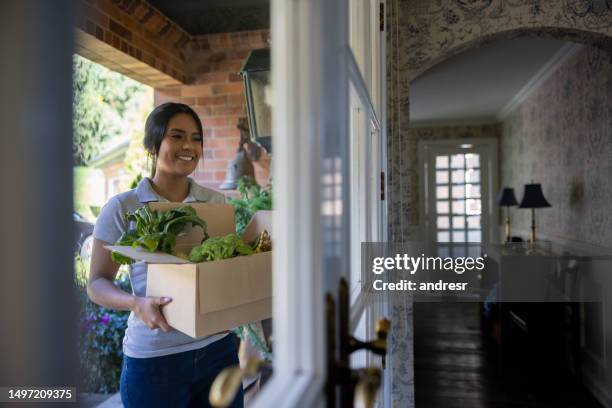 entregador feliz na porta com mantimentos frescos - ringing doorbell - fotografias e filmes do acervo