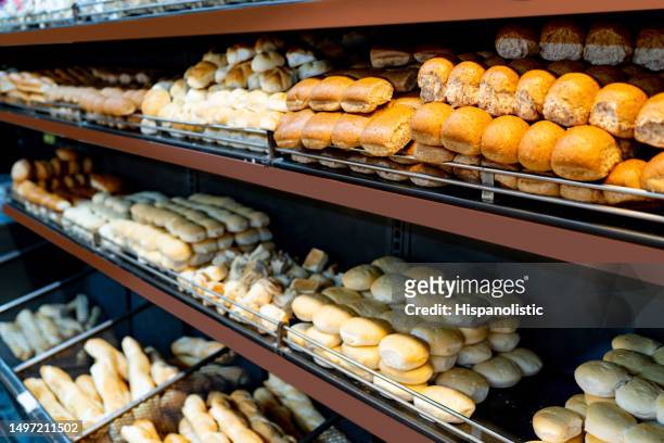 verschiedene salzige und süße brote im einzelhandel in der bäckerei eines supermarktes - bakery display stock-fotos und bilder