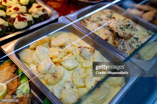 primo piano di deliziosa varietà di cibi preparati in una gastronomia - self service foto e immagini stock