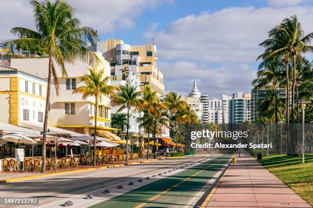 art deco hotels along ocean drive on south beach, miami, usa - miami skyline stock-fotos und bilder