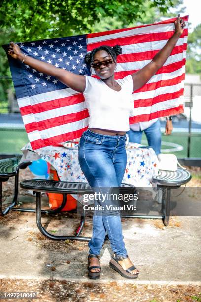 cookout celebration: happy american - amerikanische südstaaten flagge stock-fotos und bilder