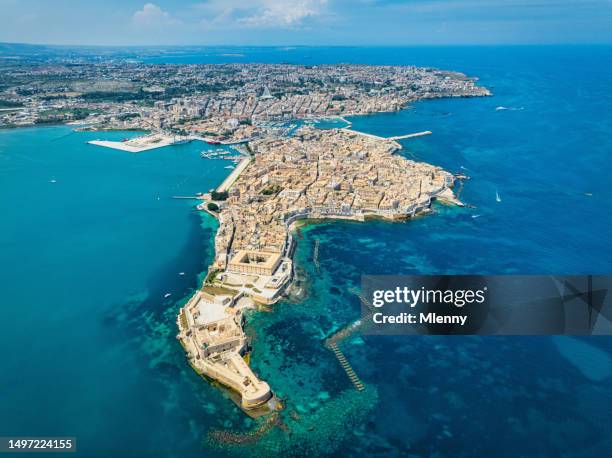 vista aérea cocodrilo en forma de isla de ortigia y ciudad de siracusa siracusa sicilia italia - catania sicily fotografías e imágenes de stock