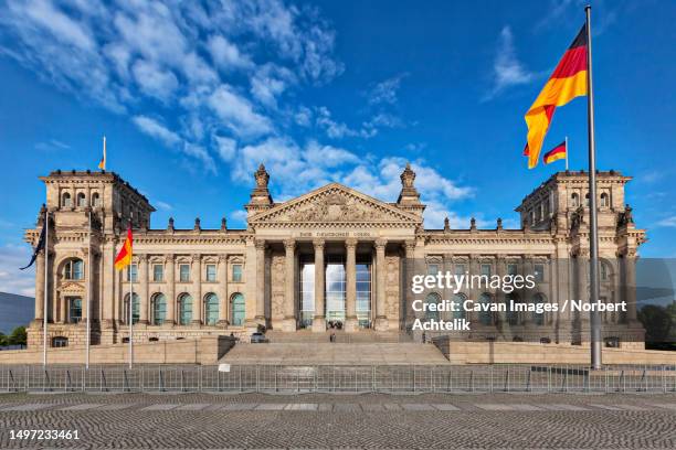 facade of german parliament - bundestag stock-fotos und bilder