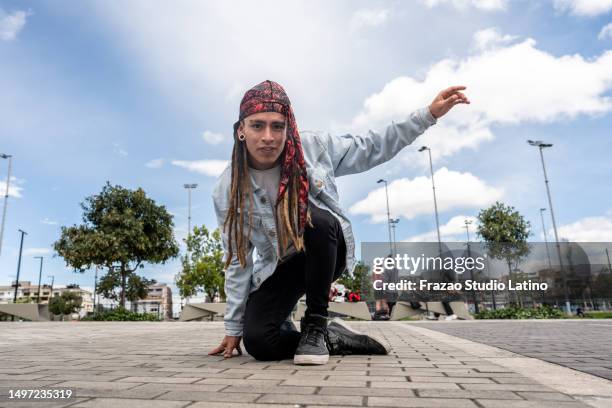 jeune homme breakdance à l’extérieur - gangsta rap photos et images de collection