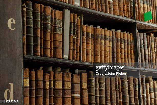 the long room library at trinity college in dublin, ireland - livre à couverture rigide photos et images de collection