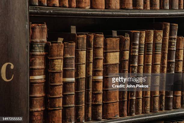 the long room library at trinity college in dublin, ireland - dublin historic stockfoto's en -beelden