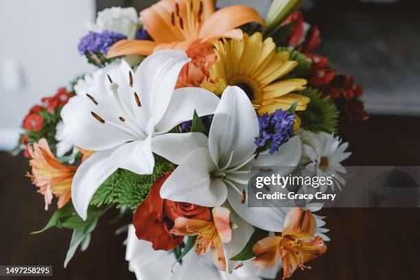 fresh flowers in vase - lily bouquet stock pictures, royalty-free photos & images