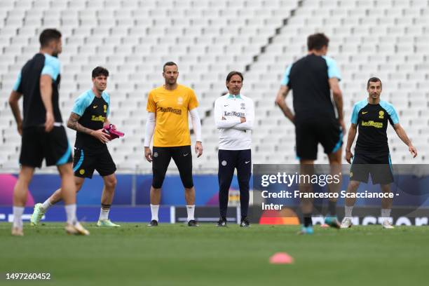 Head Coach Simone Inzaghi of FC Internazionale and Samir Handanovic of FC Internazionale during the training session ahead of the UEFA Champions...