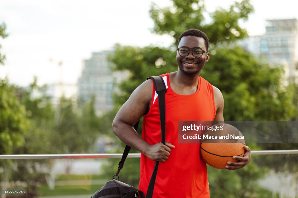 1970s AFRICAN AMERICAN MAN BASKETBALL PLAYER HOLDING BALL Stock Photo - Alamy