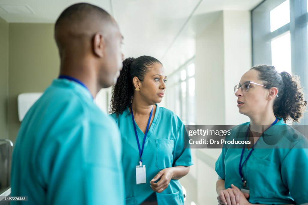 Médicos falando no corredor do hospital