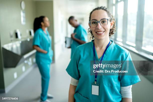 portrait d’infirmière à la clinique de l’hôpital - infirmière photos et images de collection