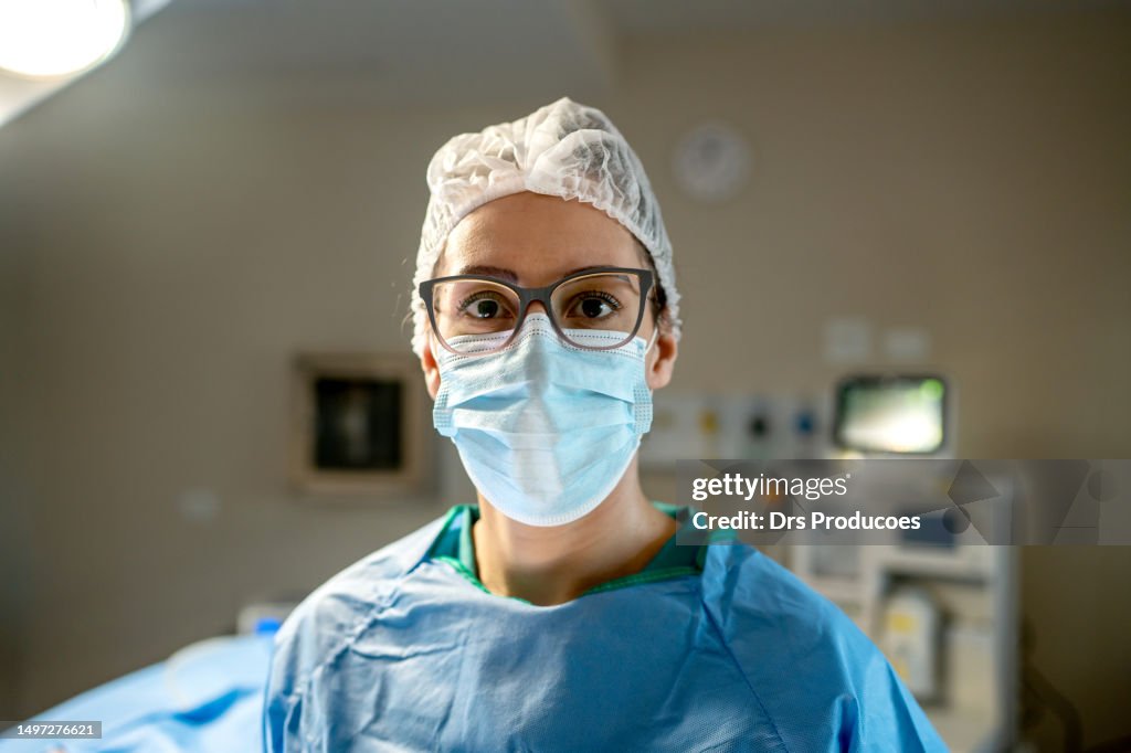 Ritratto di medico chirurgo femminile in sala operatoria