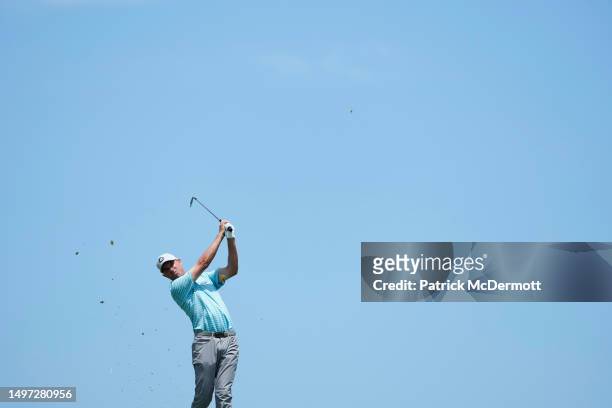 Steven Alker of New Zealand plays his tee shot on the seventh hole during the first round of the American Family Insurance Championship at University...