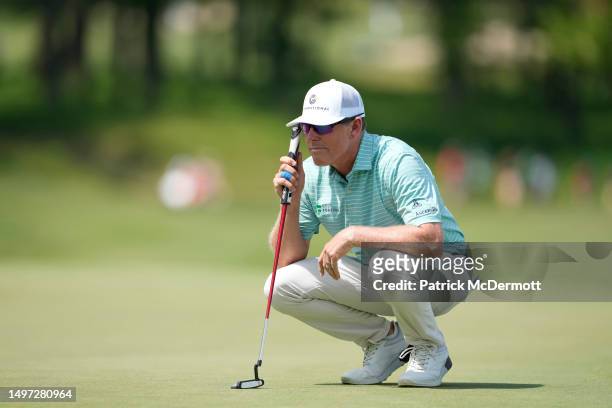 Justin Leonard of United States lines up a putt on the 18th green during the first round of the American Family Insurance Championship at University...