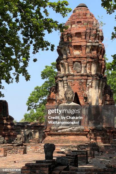 ancient ruins of thai temple - wat mahathat in  ayutthaya historic park, thailand. unesco world heritage site. - wat phra mahathat stock pictures, royalty-free photos & images